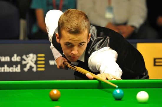 现出激烈的 现出激烈的